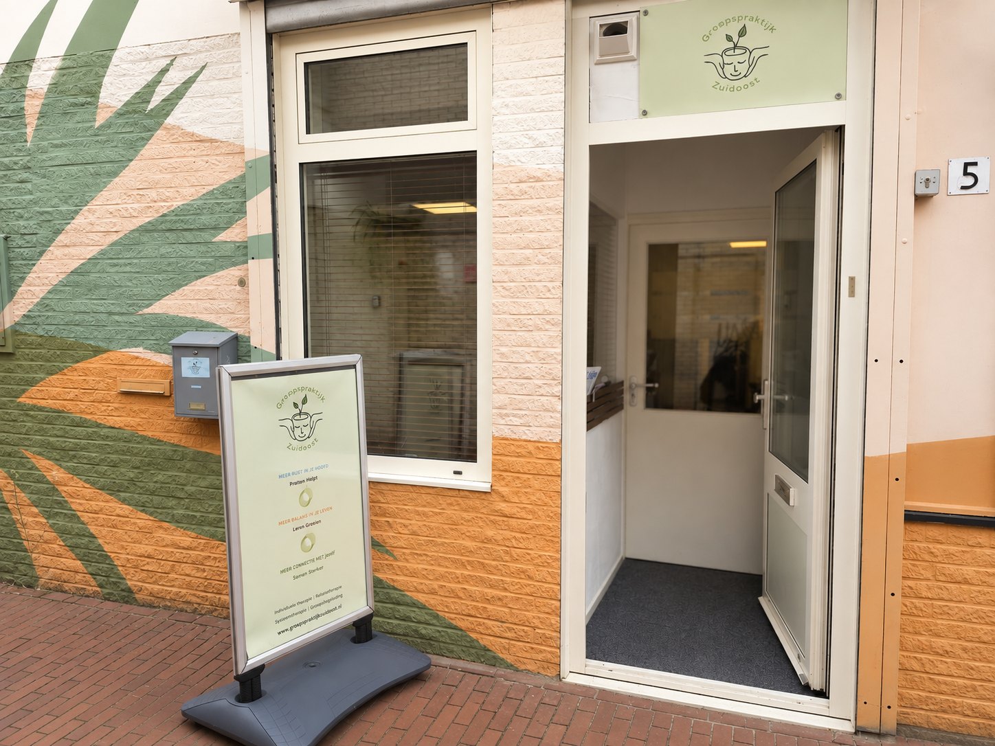 De entree van de praktijk aan het Rossumplein